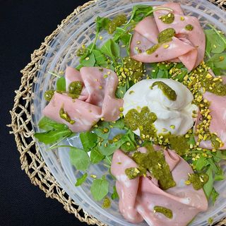 Burrata con pistacho y mortadella.