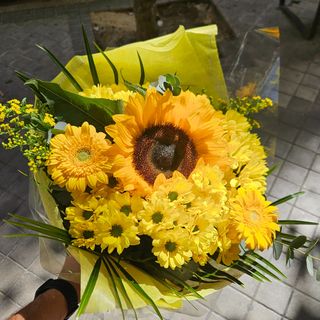 12 rosas amarillas en ramo