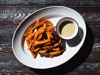 Батат фрі з трюфельним айолі