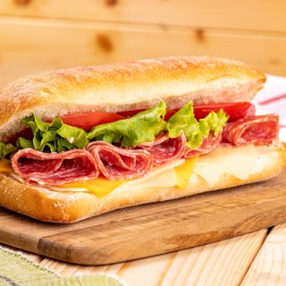 Сандвич с бяла чабата и колбас Милано