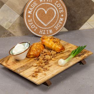 Kiflice sa čvarcima i kajmakom