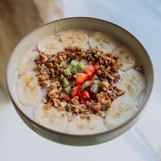 ცივი შვრიის ფაფა ხილით