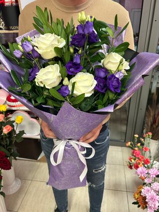 Нежен букет с 4 бр. Бели рози и 3 бр. Лилави еустоми #116