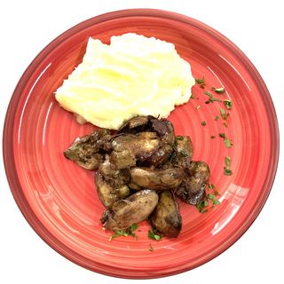 Ficatei de pasare cu piure si muraturi asortate