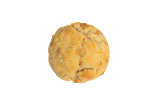 Galleta rellena de crema de cacahuete y mermelada de fresa