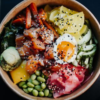 Średni Salmon Poke 