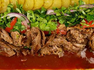 Лафа зі швармою із яловичини, салатом та томатним соусом (450g)