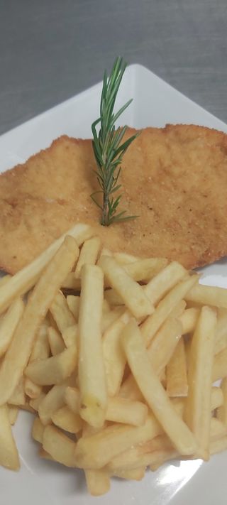 Cotoletta fritta con patatine fritte