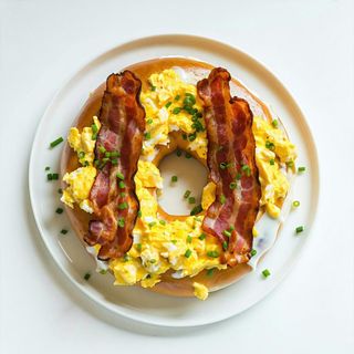 Bajgiel z jajecznicą z boczkiem