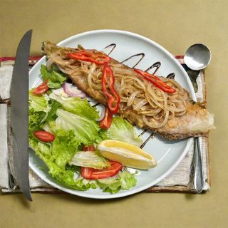 Судак жареный с луком