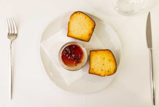 Parfait de ficat de pastrav, dulceata de trandafir, briosa