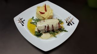 Piept de pui cu fois gras, baby spanac, piure de cartofi si sos 