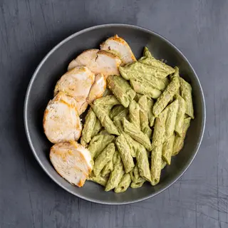Pasta de Pesto Verde al Fallo y Pollo Carter