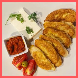 Prženice sa pršutom, sirom i ajvarom