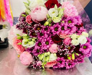 Grande mazzo di fiori misti colorati