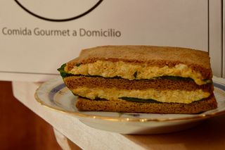 Sándwich de pollo al curry