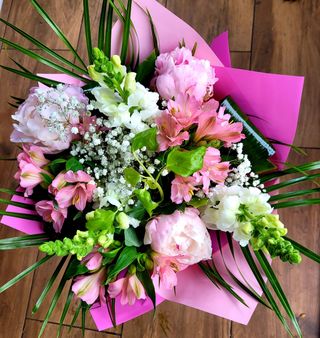 Buchet cu bujori astromelia 