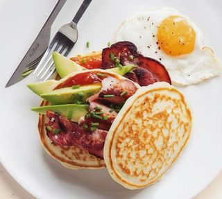 Tortitas con Aguacate, Bacon y Huevo frito