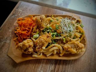 Golden Garlic Udon z chrupiącymi krewetkami