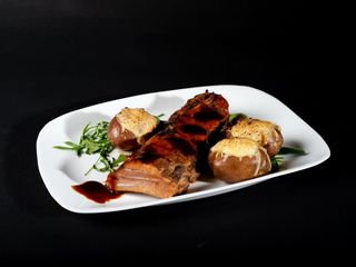 Costite picante cu cartofi copti