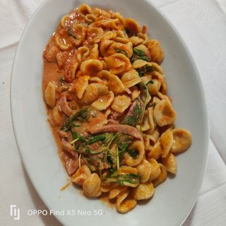 167 Orecchiette alla beatrice pancetta, rucola, pomodoro e panna