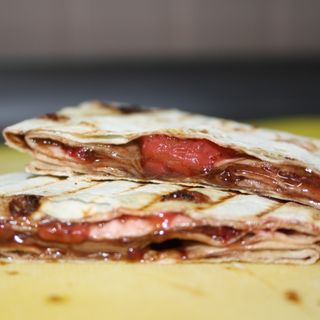 Солодкий лаваш з полуницею