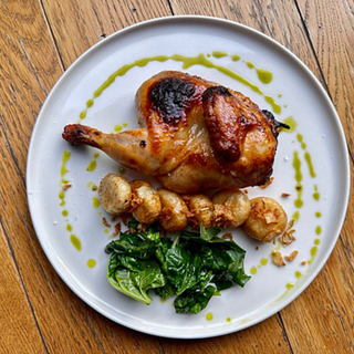 ПОЛОВИНА КУРЧА З МОЛОДОЮ КАРТОПЛЕЮ ТА ШПИНАТОМ (450г)