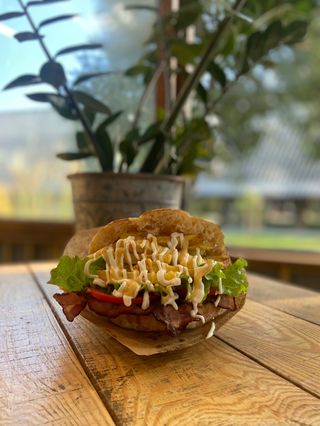 Сандвич жарен бекон с кашкавал (450 гр.)