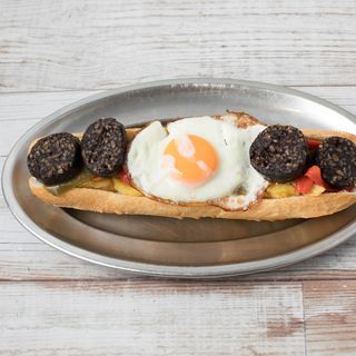 Huevos rotos con morcilla, patatas y pimientos SUPER