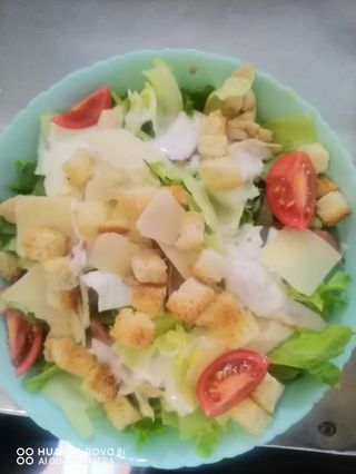Салата цезар с бекон,пилешко филе,чери домати, пармезан, крутони и сос 350г