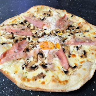 Pizza Carbonara con Huevo