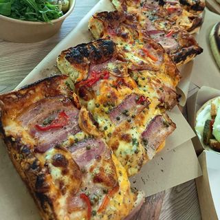 Pizza firmowa boczek + oscypek + zielony pieprz + papryczka jalapeno