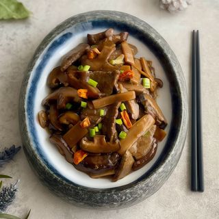 Ternera con setas chinas y bambú