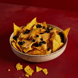 Nachos cu sos de brânză cu fasole