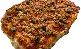 Pinsa tonno e olive taggiasche