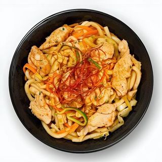 Wok udon con pollo, leche de coco y curry