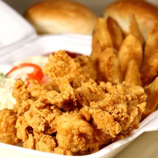 Meniu Crispy Strips file piept de pui + 1 sos GRATIS