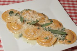 Tortelloni de calabaza con mantequilla y salvia