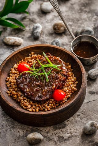 Д. Конина в перечном соусе.