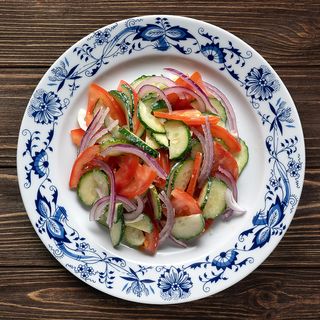 Літній салат з томатів та огірків