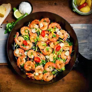 Gambas Ao Alho com Batata Frita e Salada