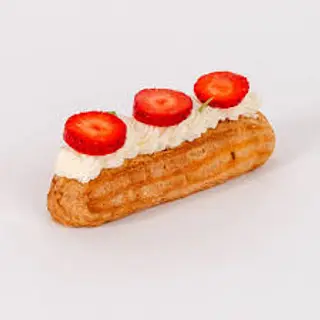 Эклер клубничный