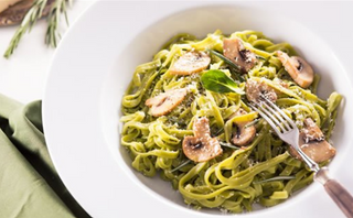 Zeleni rezanci sa dimljenim lososom