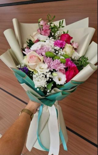 Buket sa kombinovanim cvijećem