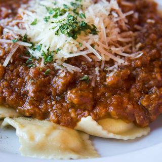 Ravioli relleno ricotta y espinaca salsa ragout de ternera Bolognesa