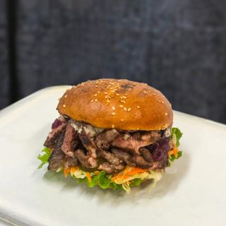 Steak sandwich , cartofi wedges si sos Roze