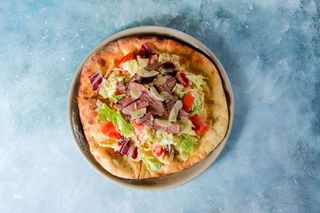 Biftek salata na beloj pizzi