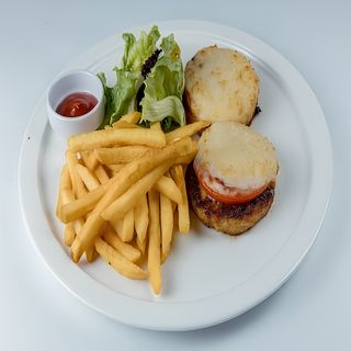 Биточки из курицы с помидорами и сыром+ фри