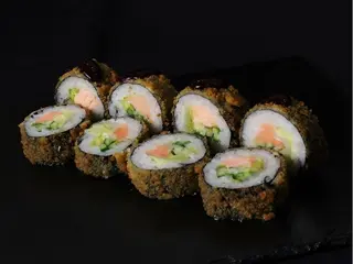 Roll "Sake" w tempurze z łosośiem i sosem jagodowym (8 szt.) (272 гg)