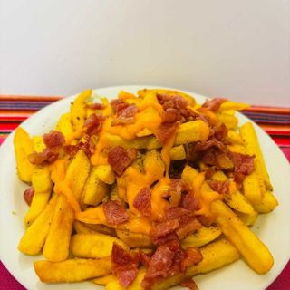 Patatas fritas con queso  y bacón